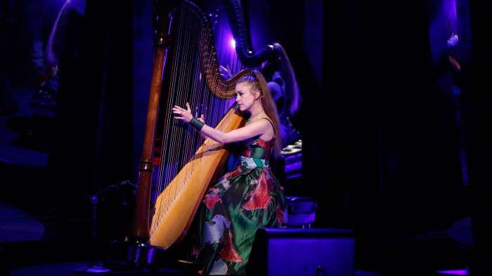 Joanna newsom brings funny faces to kimmel