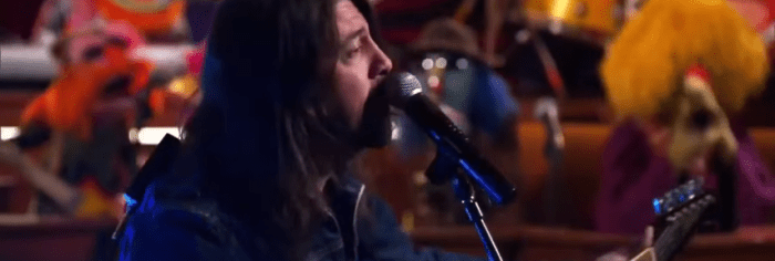 Dave grohl performs learn to fly with muppets band