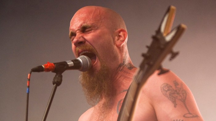 Nick oliveri reunited with queens of the stone age on stage last night