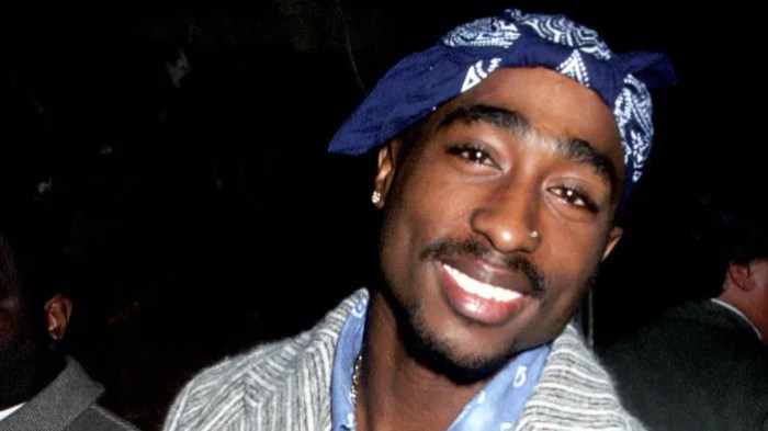 Camicia Tupac Urban Outfitters Urban outfitters selling exclusive tupac merchandise