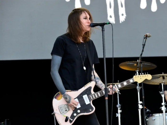 Laura Jane Grace Performs at Four Seasons Total Landscaping: Watch Laura jane grace announces show at philadelphias four seasons total landscaping