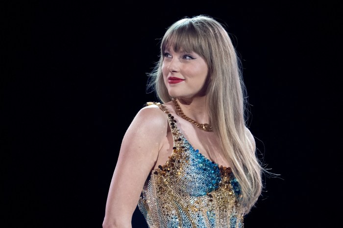 Kendrick lamar sings freestyles over taylor swifts shake it off